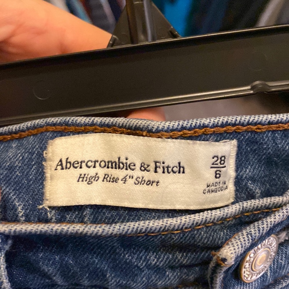 Abercrombie & Fitch - Size 28 - High Rise Mom Short